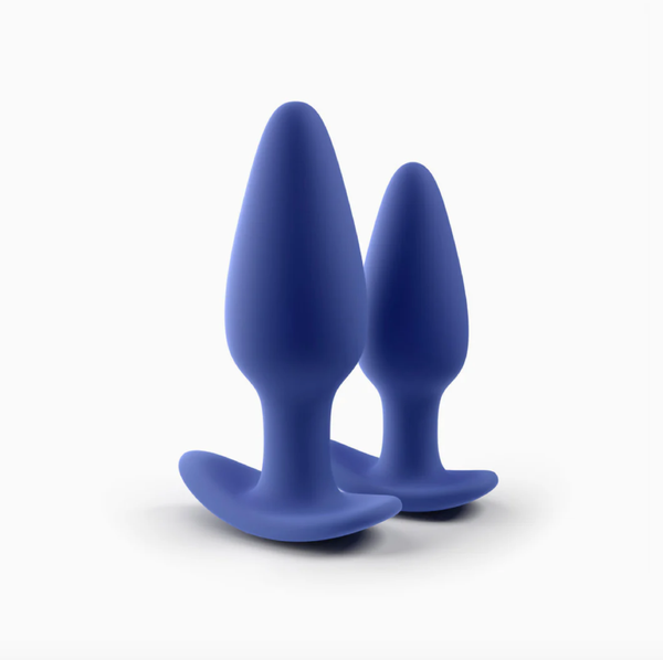 Photo of a side view Biird Regii silicone butt plug set in navy blue on a white background.