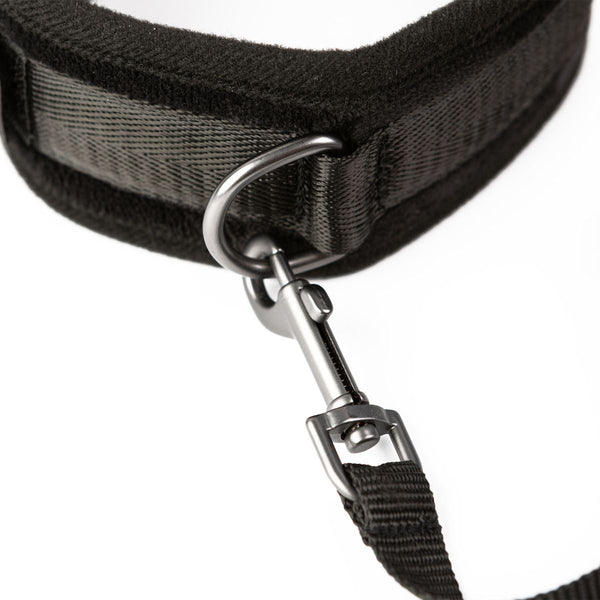 Close up of the clip of a SEI MIO - Padded Neck Collar and Leash in black on a white background.