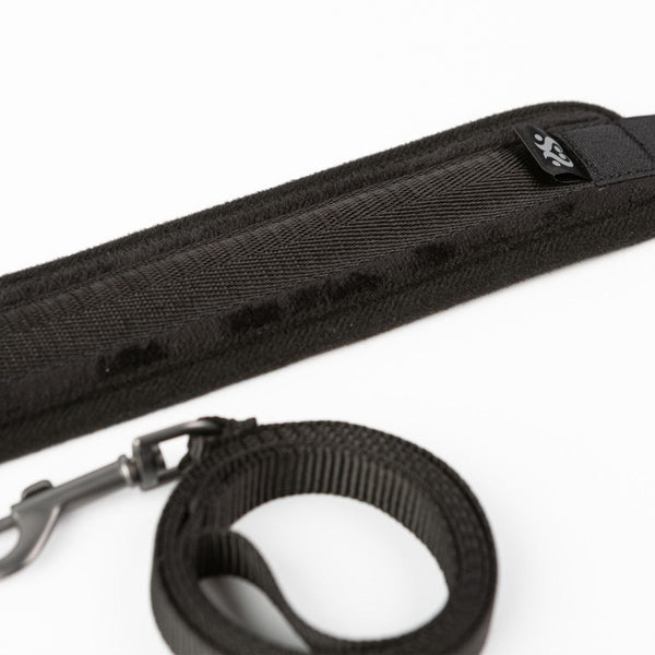 Close up of the texture of the SEI MIO - Padded Neck Collar and Leash in black on a white background.